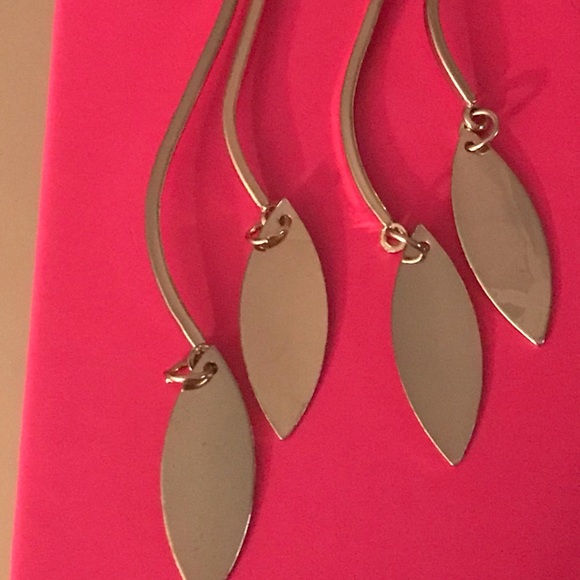 🛍 Goldtone Dangling Leaves Earrings w/Gift bag - Picture 3 of 7